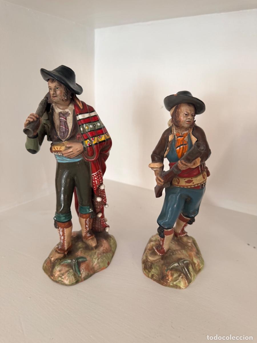 Arte: Pareja de figuras de bandoleros / contrabandistas en terracota policromada - Taller Mariscal