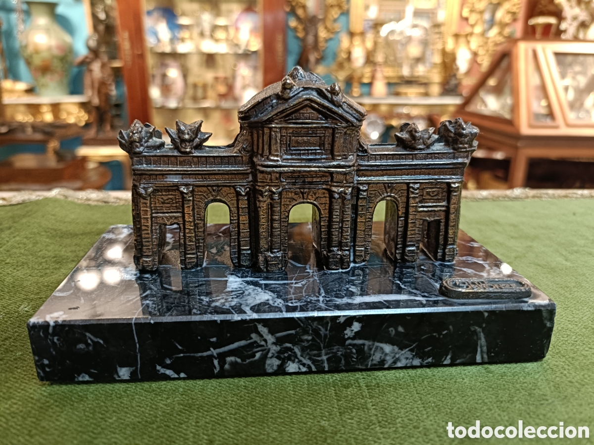 Arte: Escultura Puerta de Alcal&aacute; de Madrid, elaborada en bronce y montada sobre una base de m&aacute;rmol negro.