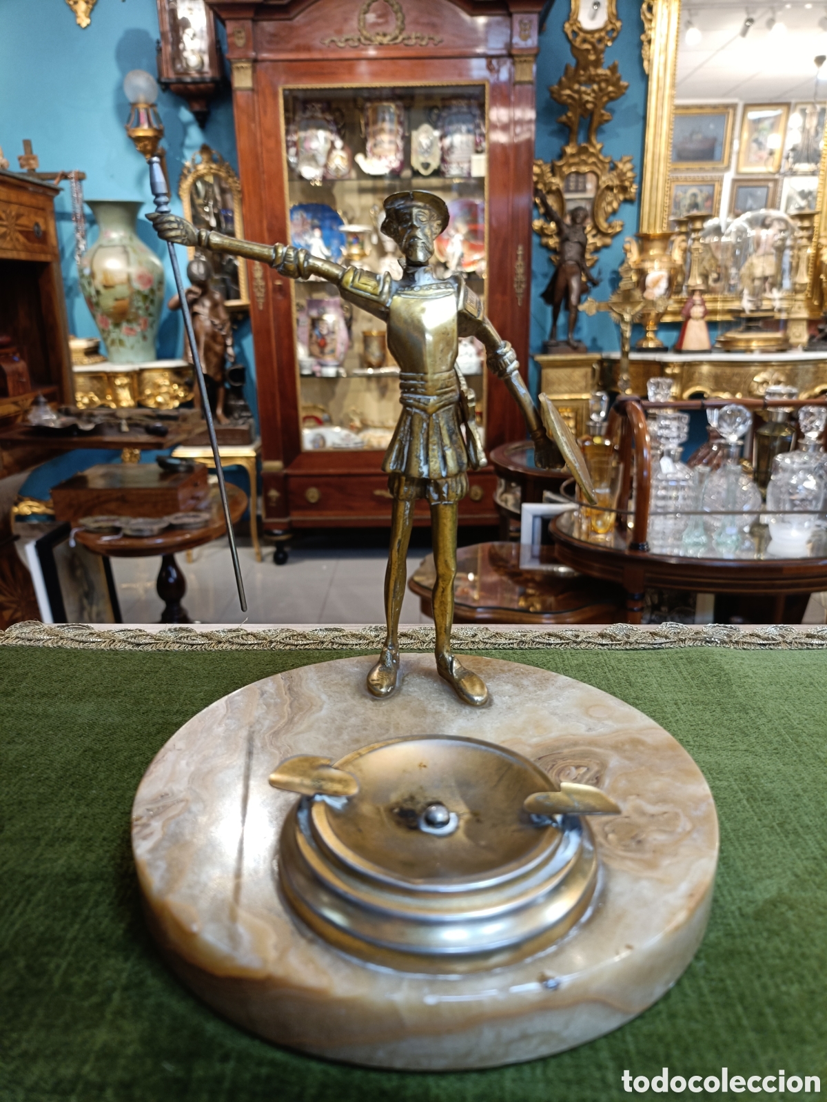 Arte: Cenicero decorativo de estilo vintage que presenta una figura de bronce de Don Quijote sobre una bas