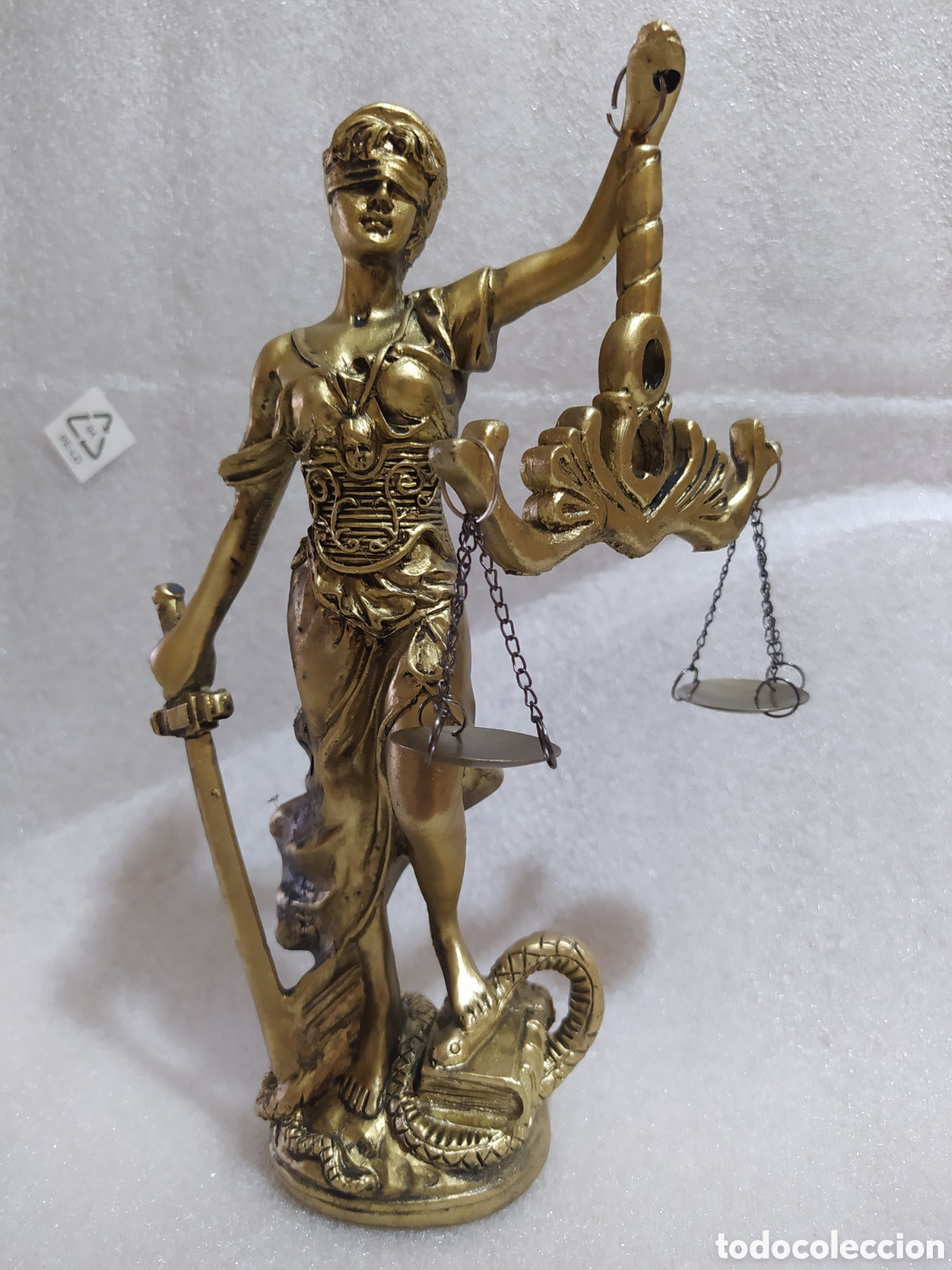 Arte: Figura de la Dama de la Justicia en Resina Dorada (20 cm) | Escultura Temis para Despacho