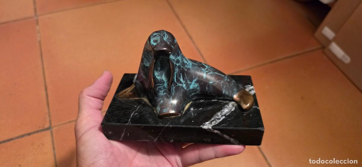 Arte: Esoectacular escultura bronce de una morsa sobre marmol