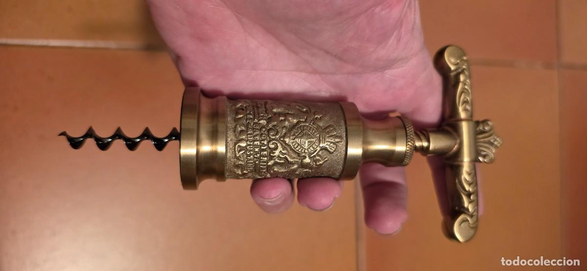 Arte: Sacacorchos de bronce grabado