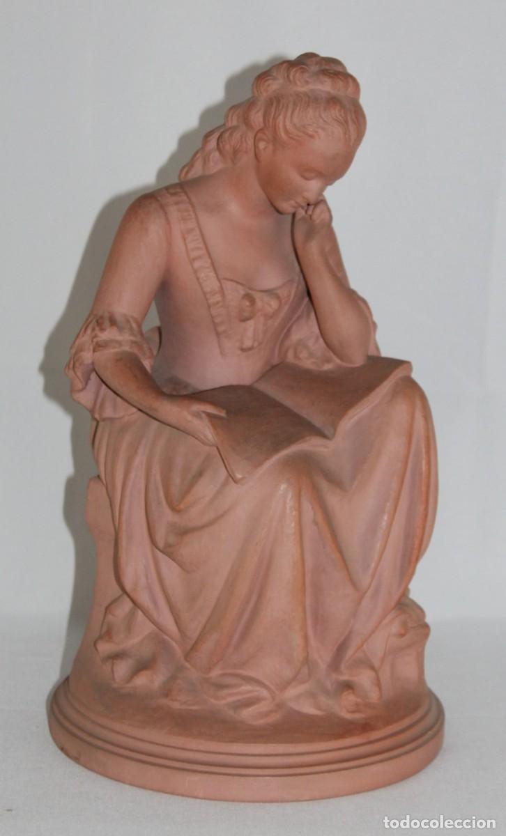 Arte: Escultura en terracotade dama leyendo. Firmada Jullan. A&ntilde;os 40
