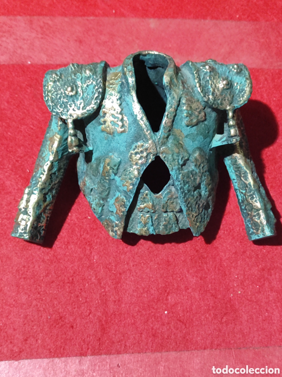 Arte: Original escultura chaquetilla de torero resina acabado bronce sin firma aparente