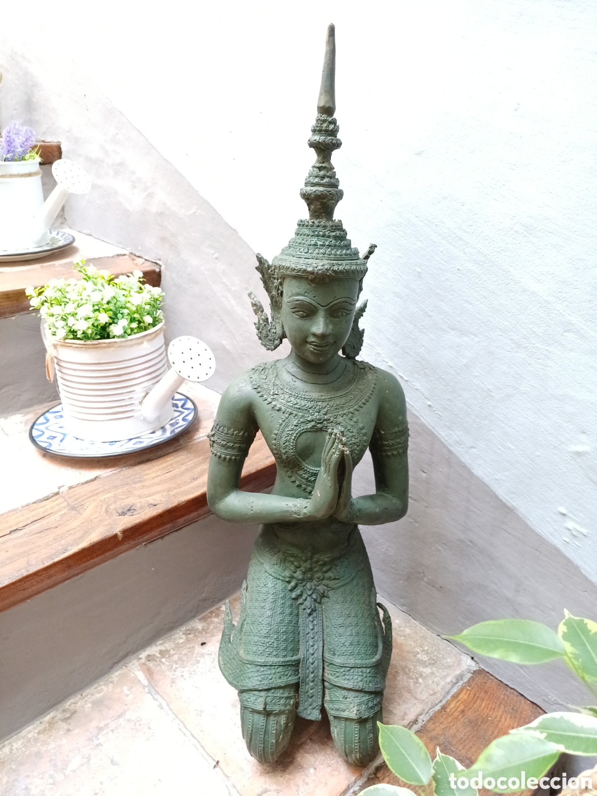 Arte: Antigua estatua, figura en bronce Theppanom