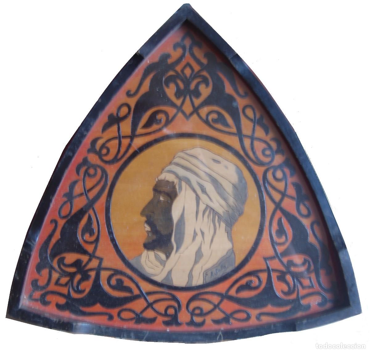 Arte: Plaf&oacute;n de madera modernista orientalista. Madera ebonitzada, te&ntilde;ida e incisa. 35 cm x 37 cm.