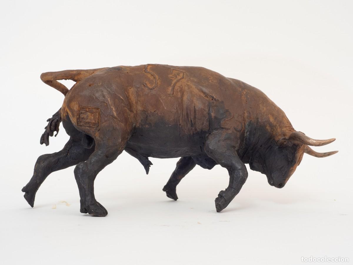 Arte: JMSQLPTOR: Toro casta&ntilde;o embistiendo. Escultura original de bronce. Ejemplar 5 de Serie Limitada de 7