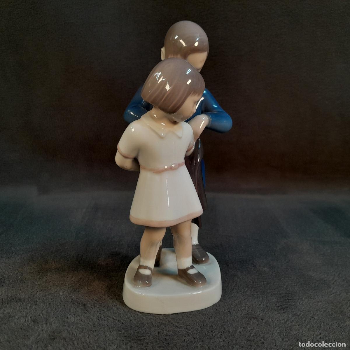 Arte: GRUPO ESCULT&Oacute;RICO &rdquo;YOUNG GENTLEMAN&rdquo;. PORCELANA ESMALTADA. SIGLO XX