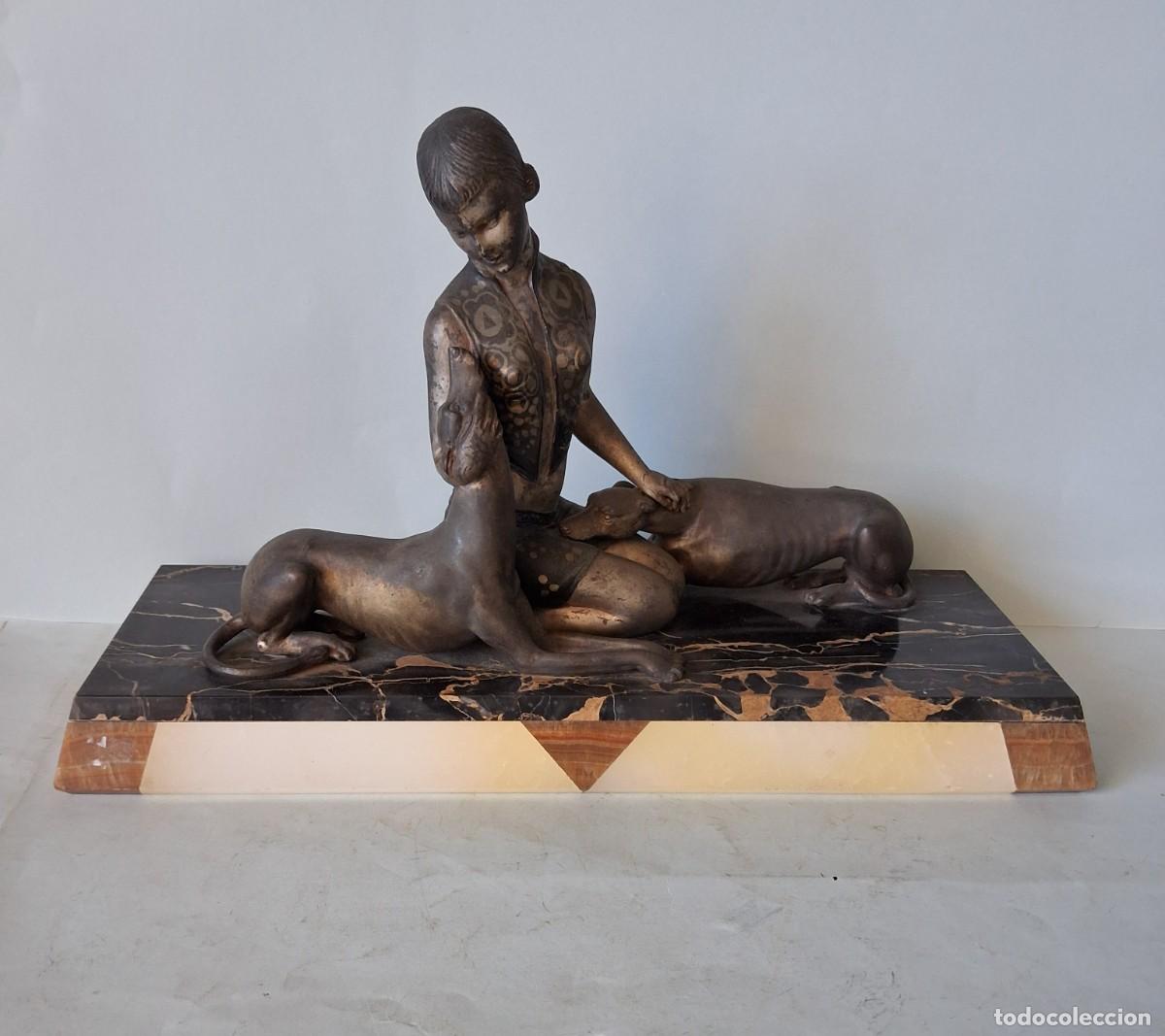 Arte: Figura art deco joven con 2 galgos De calamina y marmol Firmada J.Salvado