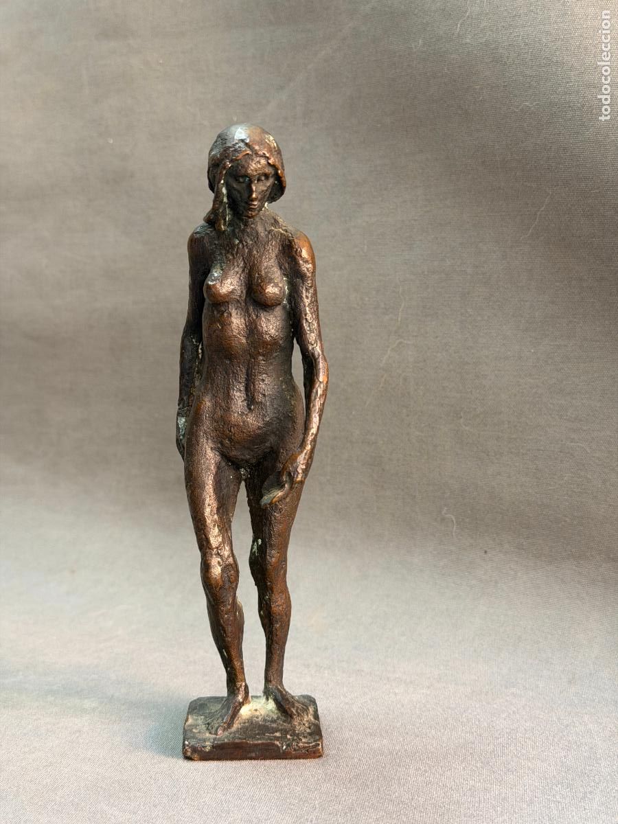 Arte: Escultura de bronce desnudo femenino , en la base con restos de firma a identificar