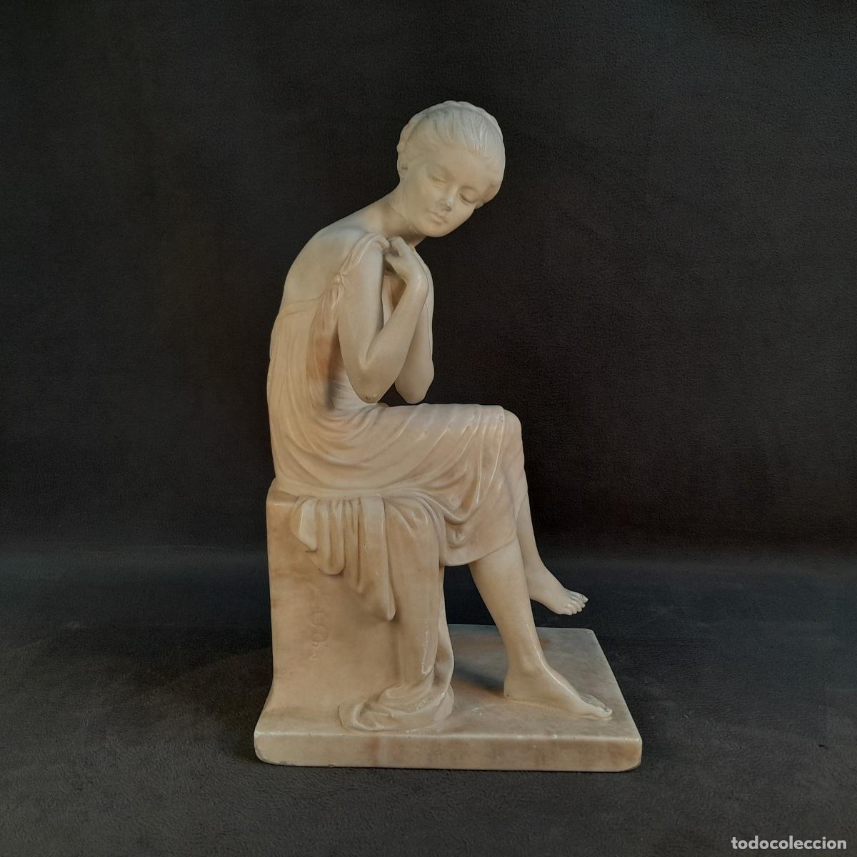 Kunst: FIGURA ESCULT&Oacute;RICA DE JOVEN DESNUD&Aacute;NDOSE. ALABASTRO DE CALCITA POR S&Aacute;NDOR ALEXANDER JARAY. SIGLO XX