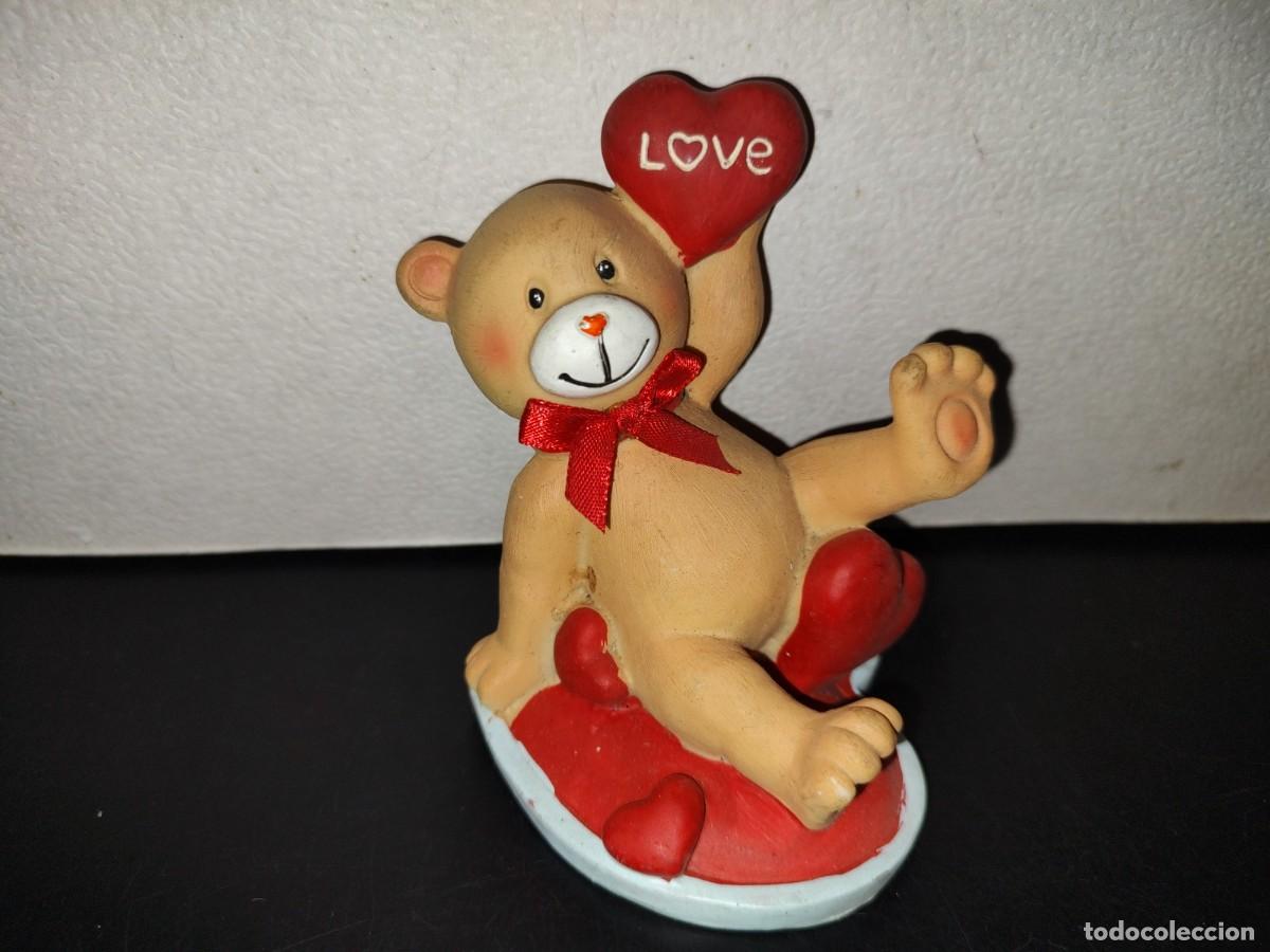Arte: A7- Figura De Resina: Osito Recostado Con Corazones - 90's