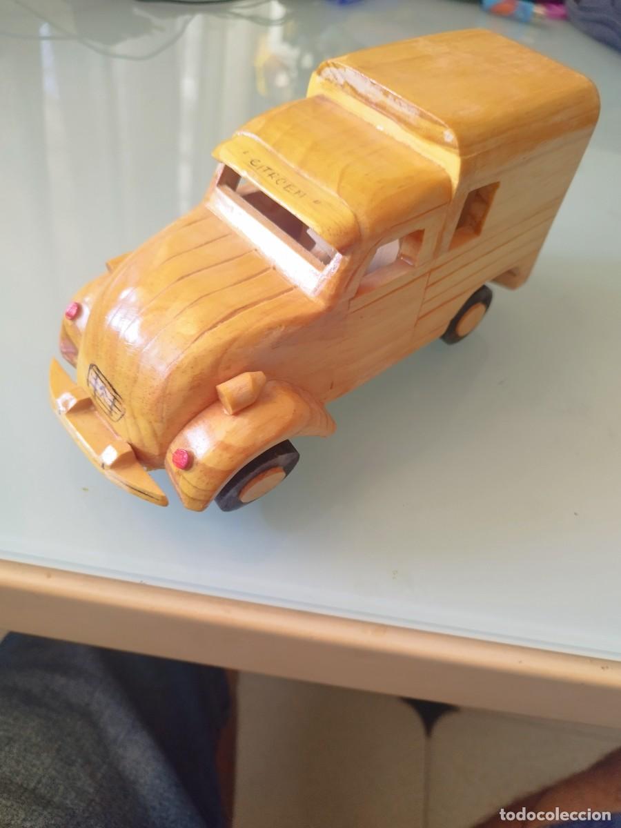 Arte: Coche furgoneta cl&aacute;sica Citro&euml;n 2CV. En madera tallada.