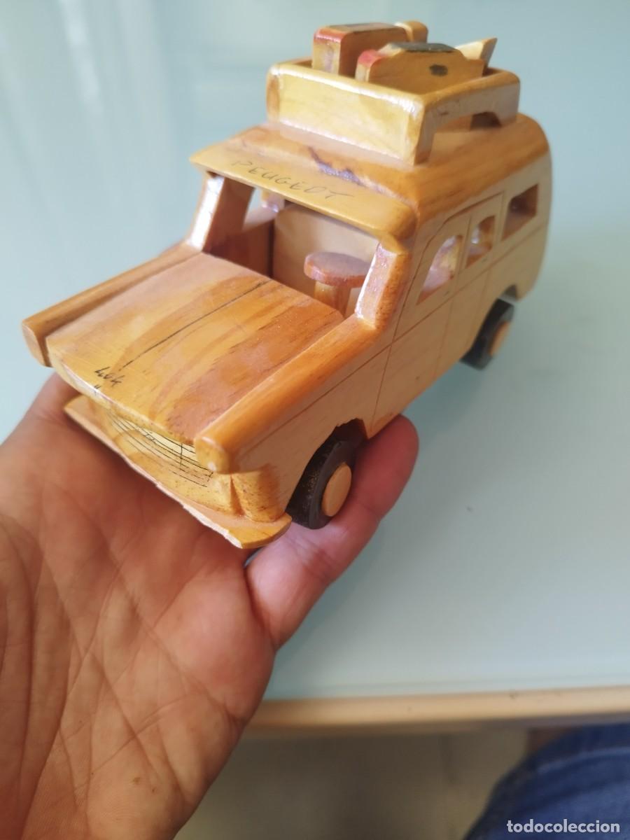 Art: Coche furgoneta cl&aacute;sica Peugeot 404 cl&aacute;sica o camioneta pickup. En madera tallada.
