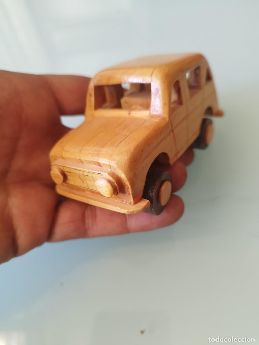 Arte: Figura, escultura de un Coche Renault 4. En madera tallada.