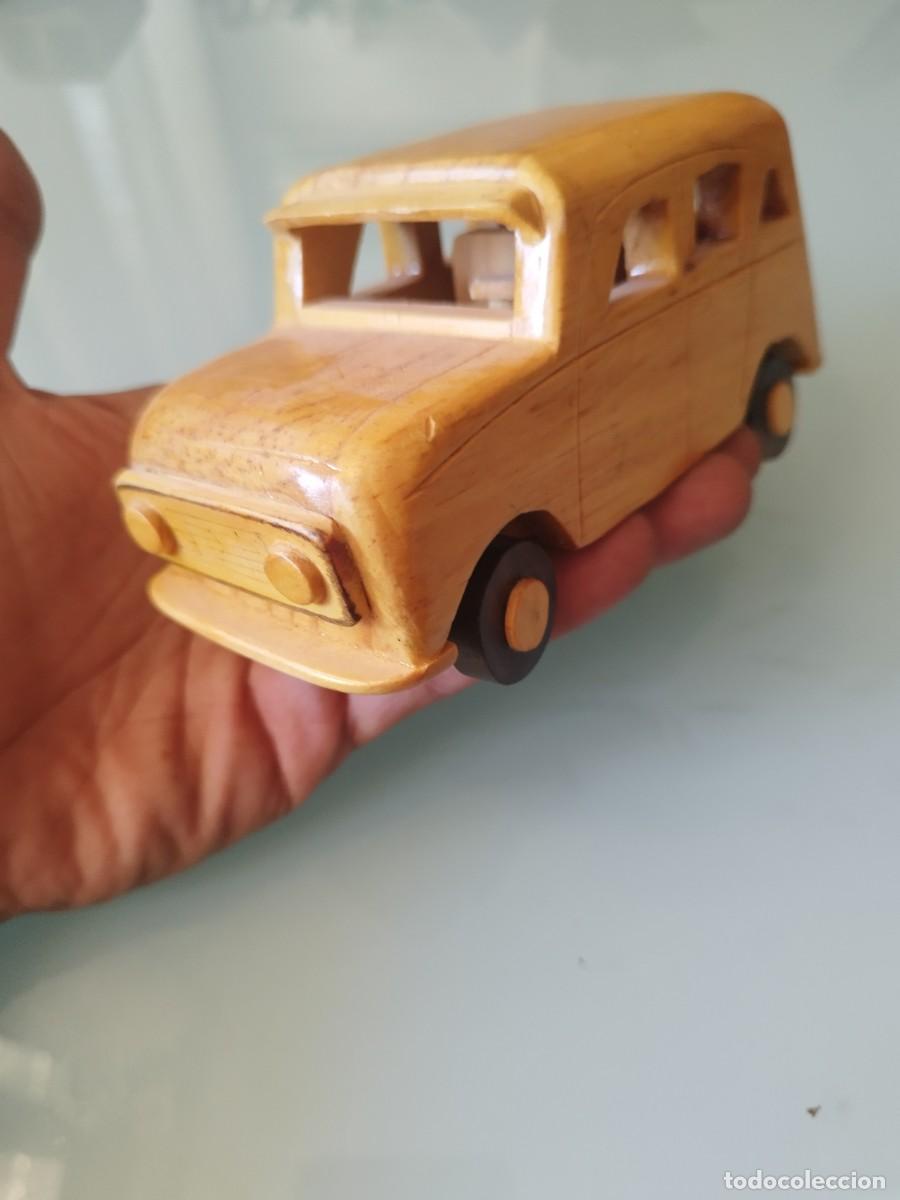 Art: Figura, escultura de un Coche o furgoneta clasica. En madera tallada. Con falta.