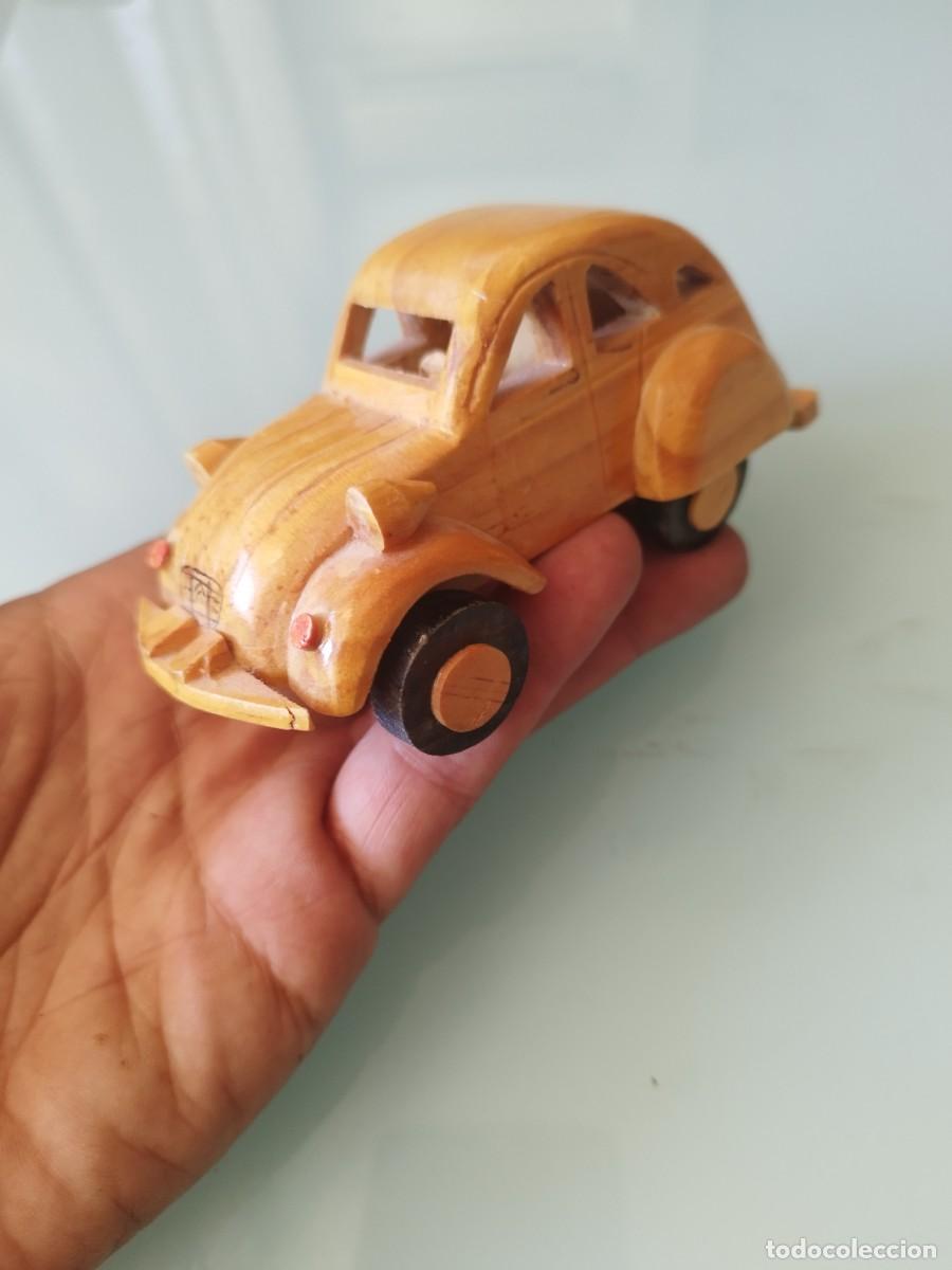 Art: Figura, escultura de un Coche clasico Citro&euml;n 2CV. En madera tallada. Con falta.