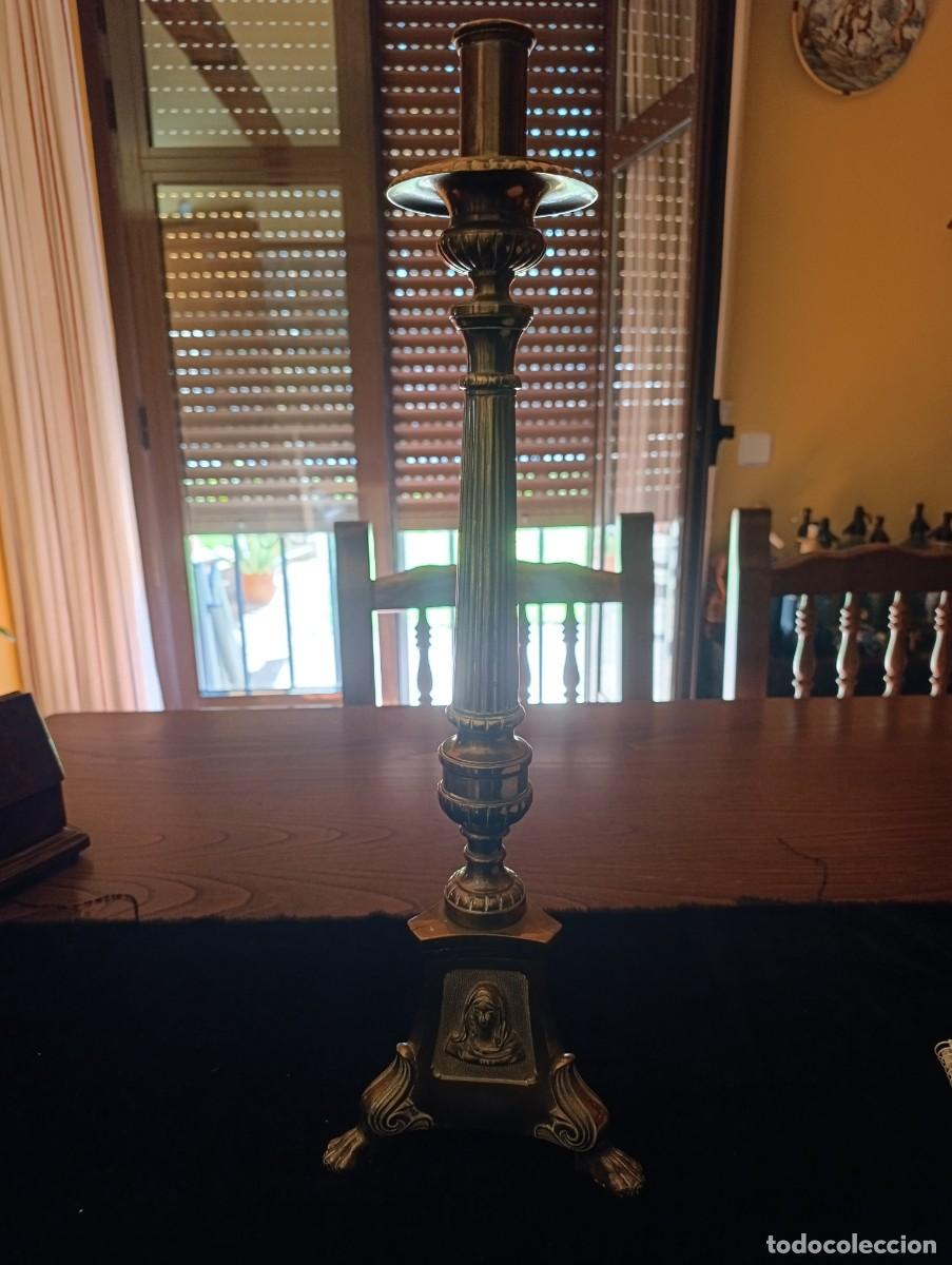 Arte: Antiguo candelabro de bronce con im&aacute;genes de Jes&uacute;s, Mar&iacute;a y Jos&eacute;