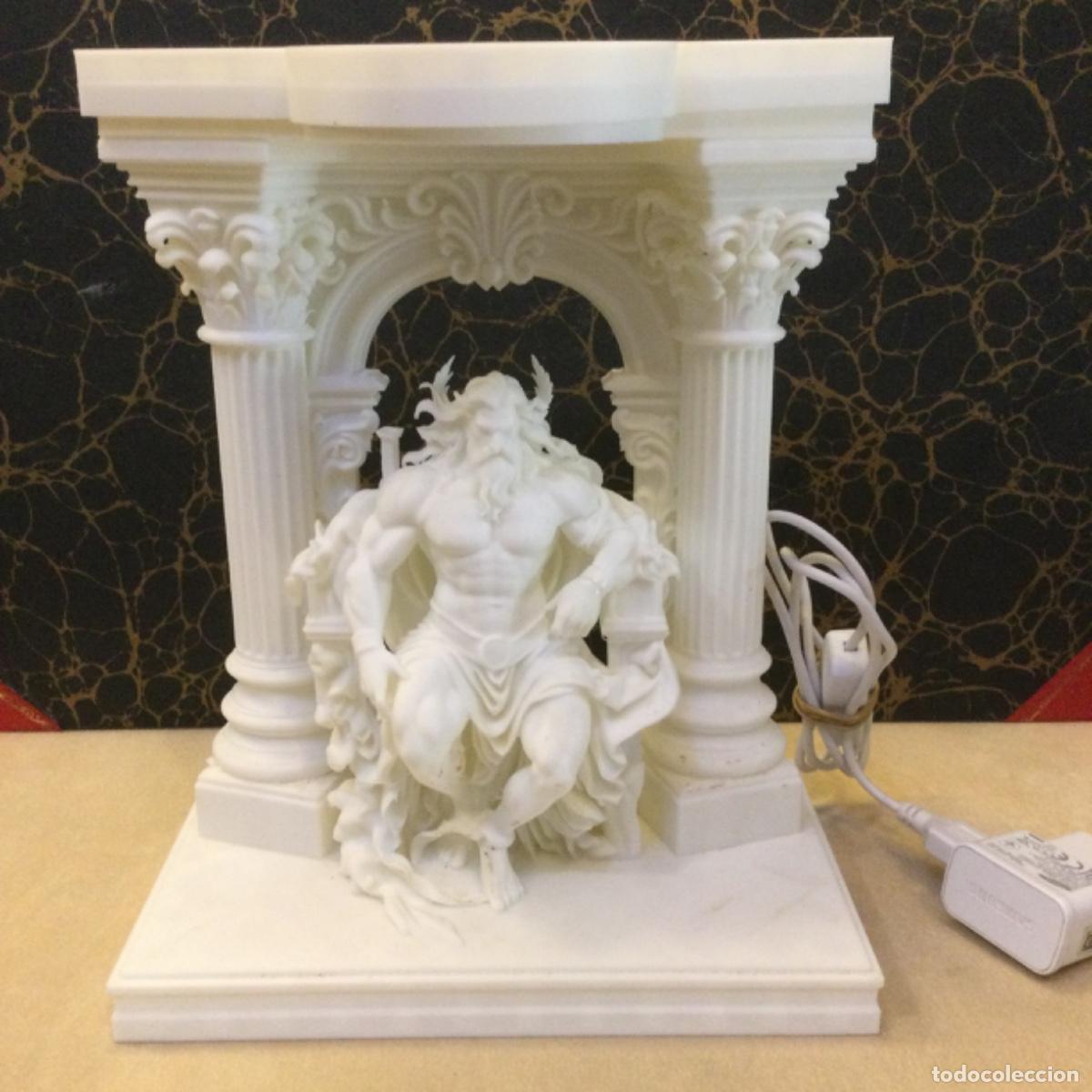 Arte: L&aacute;mpara de Zeus sentado en trono.