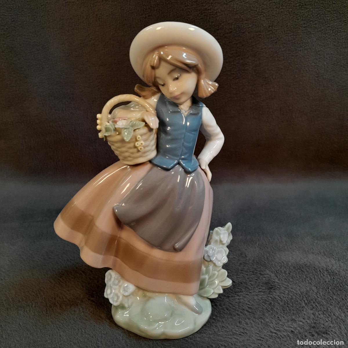 Arte: FIGURA DE PORCELANA DE JOVEN CON CESTA DE FLORES. LLADR&Oacute;. 1983