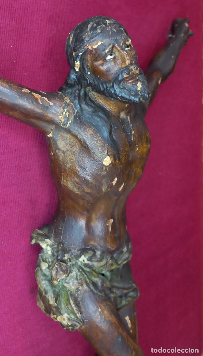 Art: IMPORTANTE CRISTO TARDOGOTICO DE MADERA TALLADA Y OJOS DE CRISTAL , ENMARCADO - S. XVI / XVII