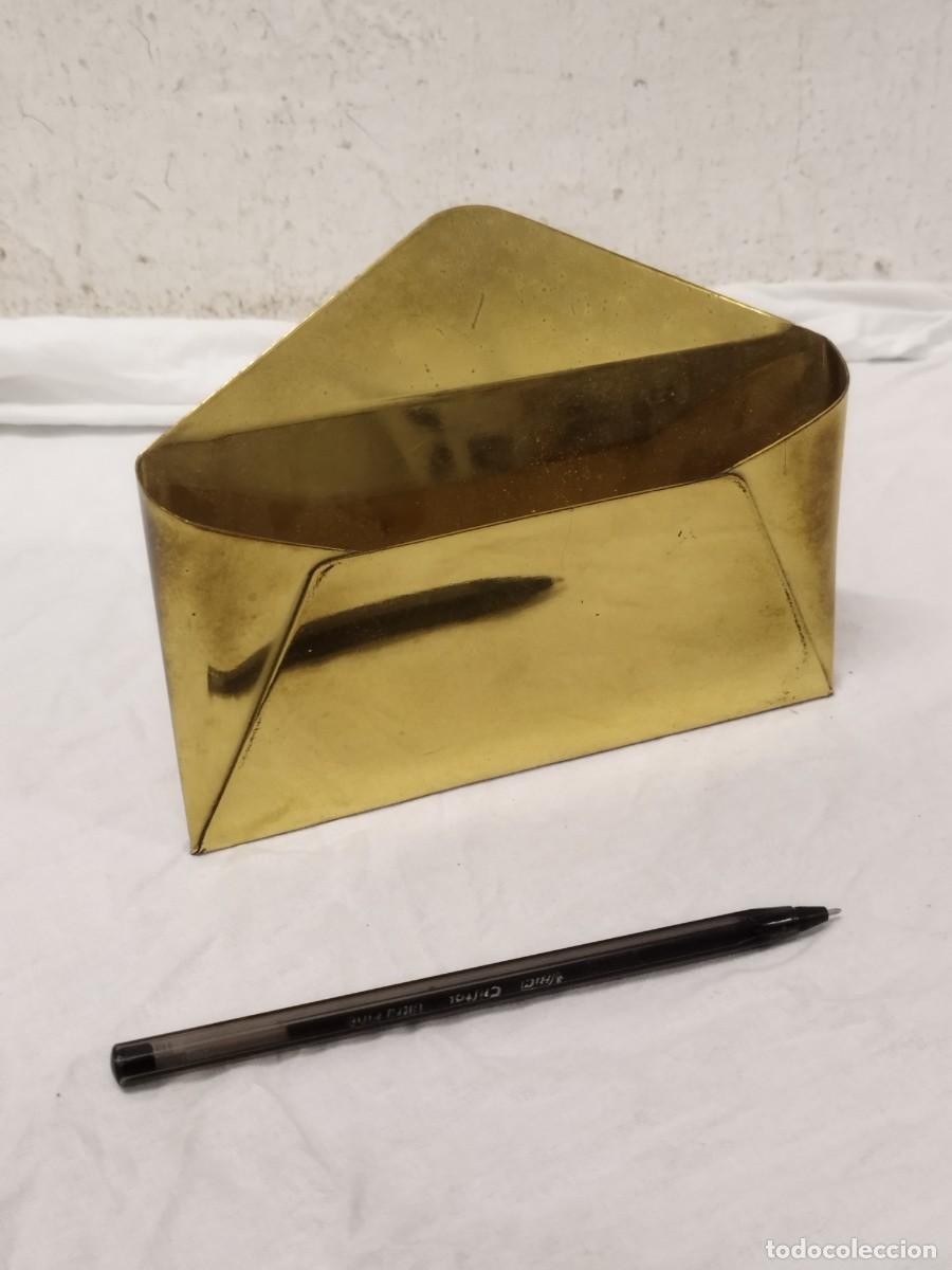 Arte: Antiguo sobre de bronce o laton, para sobremesa para almacenar cartas.