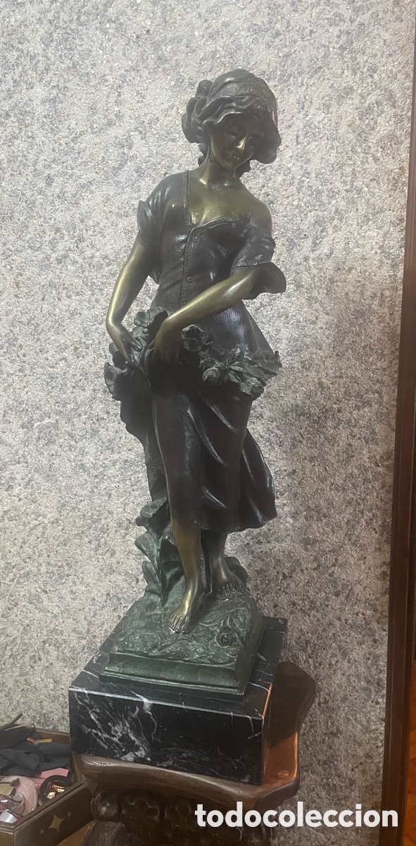 Arte: Escultura Ninfa de bronce sobre pedestal de m&aacute;rmol. Incluye de madera tallada &ndash; 1 m