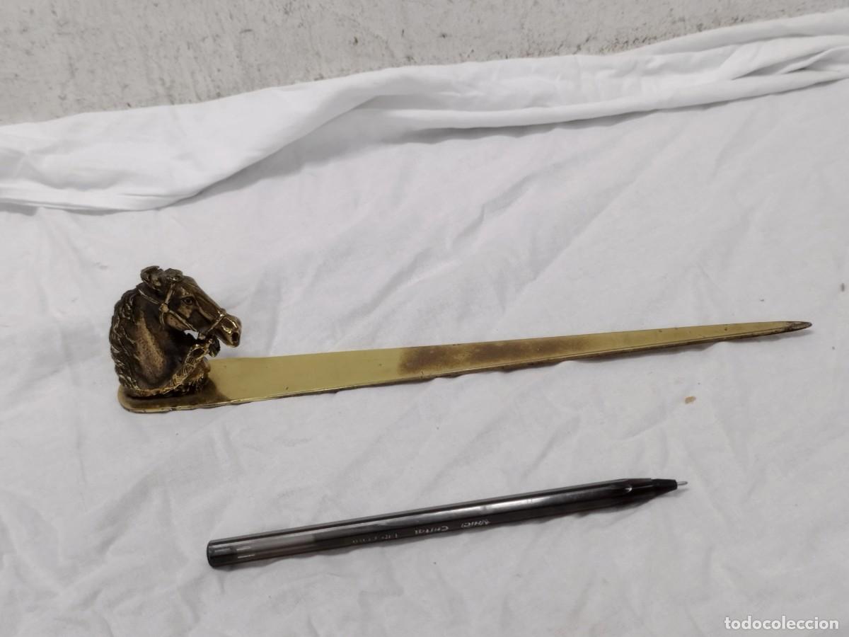 Arte: Antiguo abrecartas de bronce o lat&oacute;n. De sobremesa con cabeza de caballo.