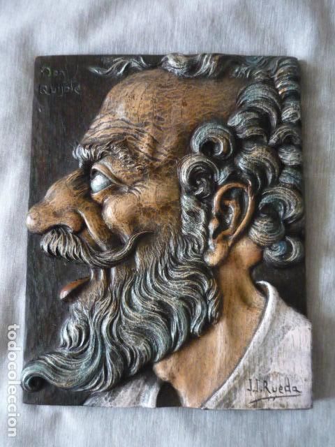 Arte: DON QUIJOTE DE LA MANCHA BAJO RELIEVE TALLADO EN MADERA POLICROMADO JUAN JIMENEZ 21 X 27 CMRUEDA