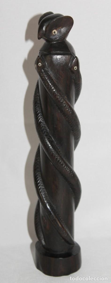 Arte: Escultura en madera tallada con decoraci&oacute;n de serpientes o nagas