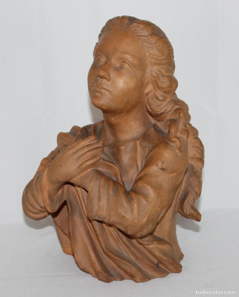 Arte: Virgen orante en terracota. Escuela catalana. Principios del siglo XX.