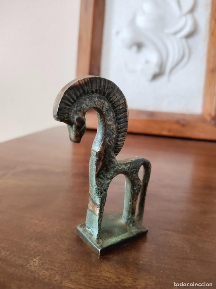 Arte: Caballito en bronce. Estilo Griego. - Foto 2