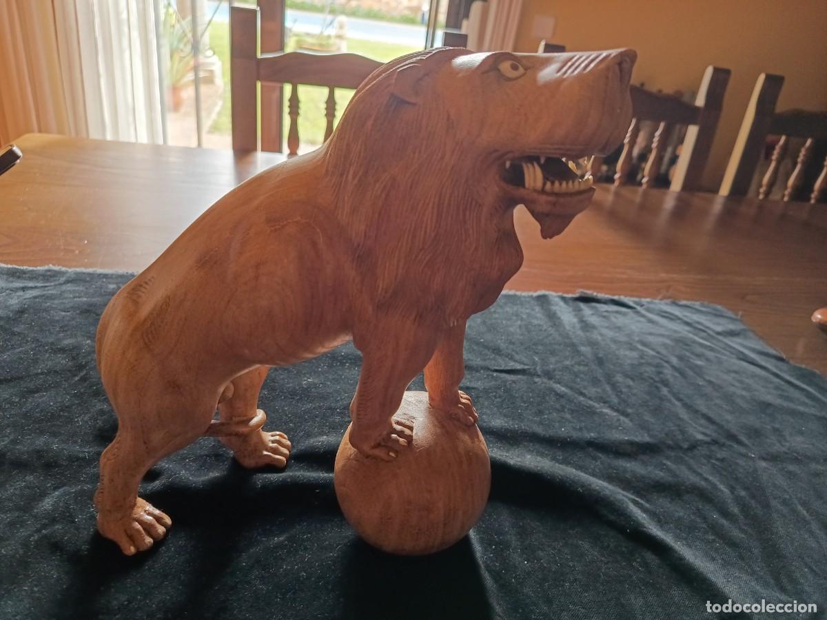 Arte: Antigua figura de le&oacute;n de madera maciza tallada del siglo XIX ojos, u&ntilde;as y dientes de marfil