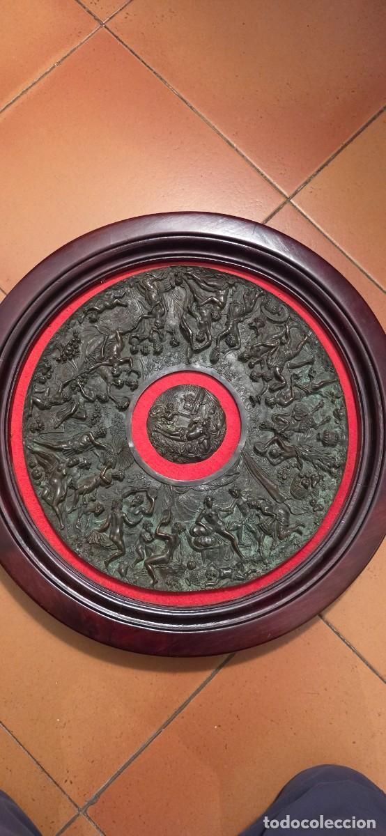 Arte: Impresionante rodeado o cuadro circular de bronce con bacanal Roma
