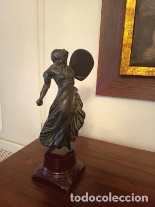 Arte: Figura femenina bronce patinado oscuro