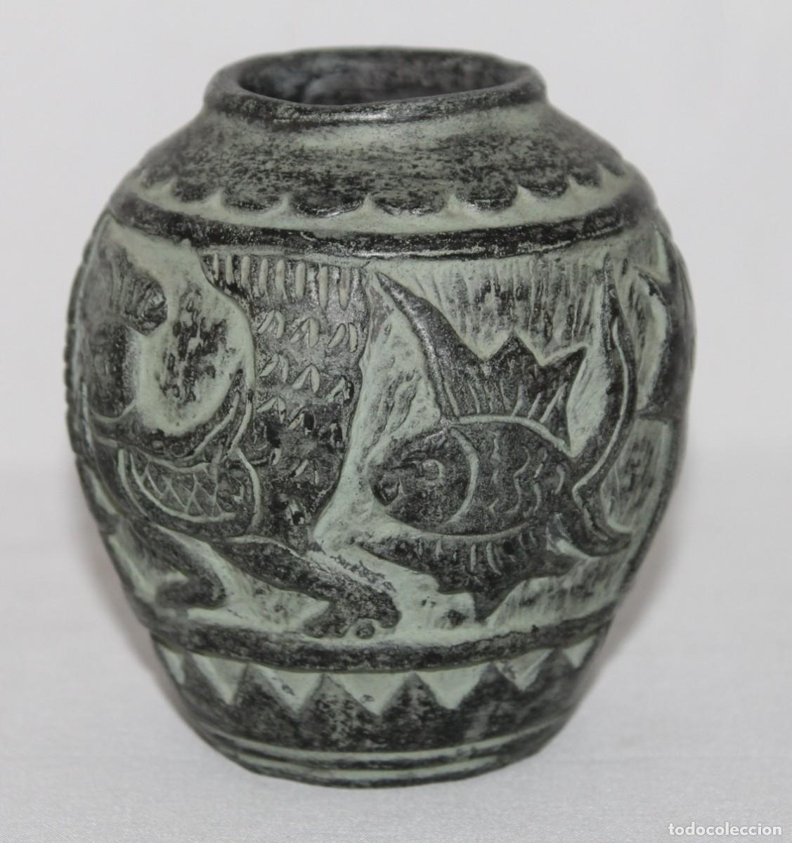 Arte: Jarr&oacute;n de terracota negra Marco Quart Gerona. Decoraci&oacute;n incisa con peces y figuras