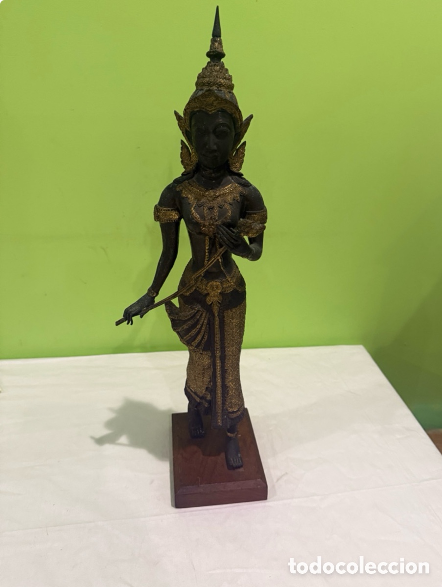 Arte: Antigua escultura tailandesa de bronce dorado &ndash; Apsara, bailarina celestial &ndash; 48 cm