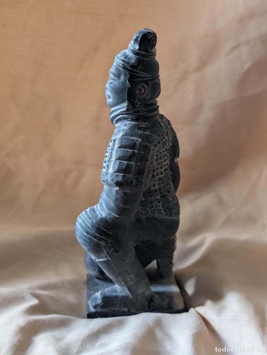 Kunst: Guerrero Qin arrodillado Ej&eacute;rcito de Terracota China &ndash; figura cer&aacute;mica 18 cm