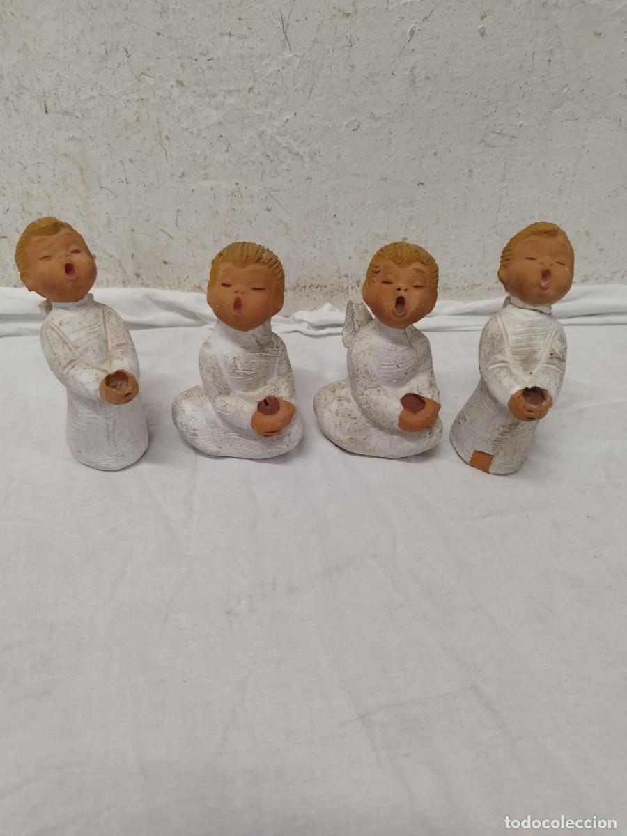 Arte: Cuatro figuras, esculturas de cuatro &aacute;ngeles cantando. En terracota, uno con relaci&oacute;n Vieja cuello.
