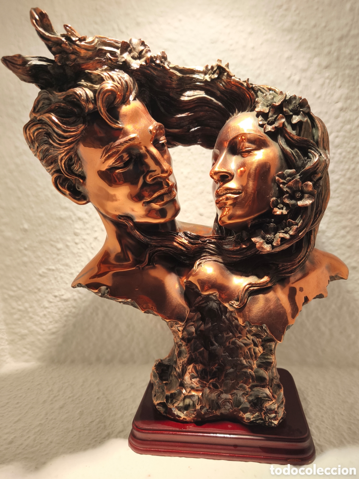 Arte: Escultura de una pareja de amantes Una pieza art&iacute;stica con acabado en efecto bronce.