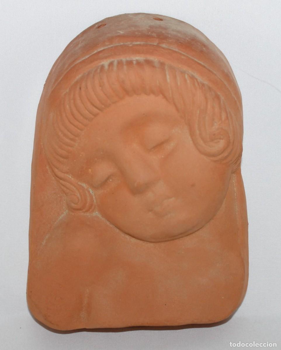 Arte: Busto femenino en terracota. Sello Marco Quart Gerona