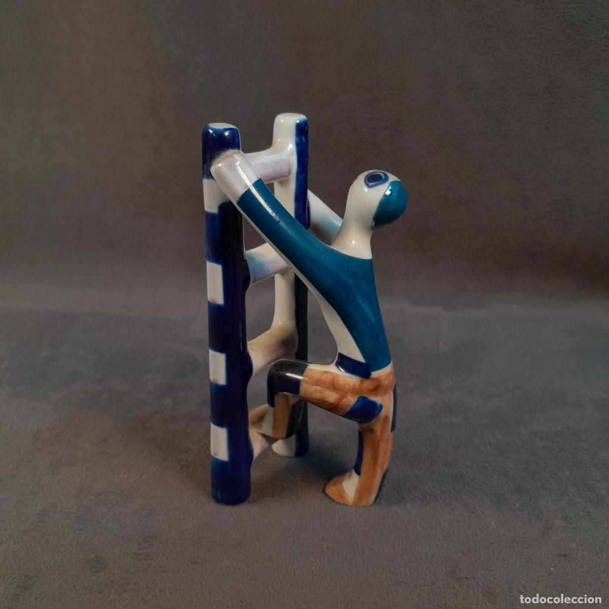 Art: FIGURA ESCULT&Oacute;RICA DE CER&Aacute;MICA SARGADELOS REPRESENTANDO PERSONAJE TREPANDO A ESCALA. SIGLO XX.