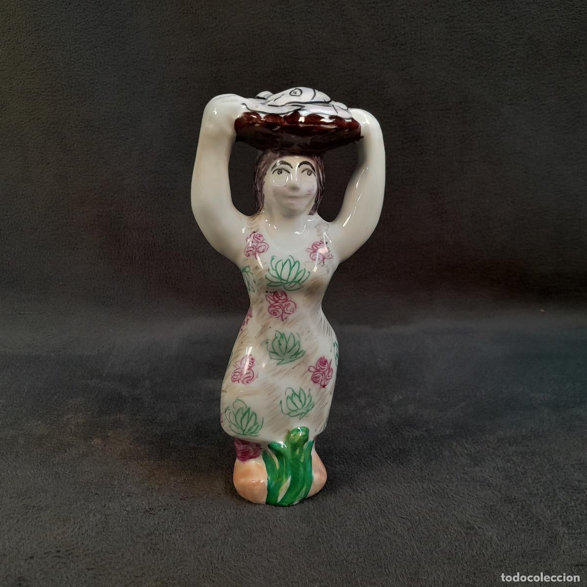 Art: FIGURA CER&Aacute;MICA CASTRO. MUJER CON BANDEJA CON PECES. SIGLO XX