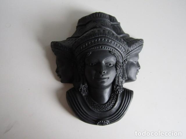 Arte: PRECIOSA M&Aacute;SCARA O RELIEVE DE PARED TRICEFALO DEIDAD TRIMURTI EN TERRACOTA DE ARCILLA NEGRA