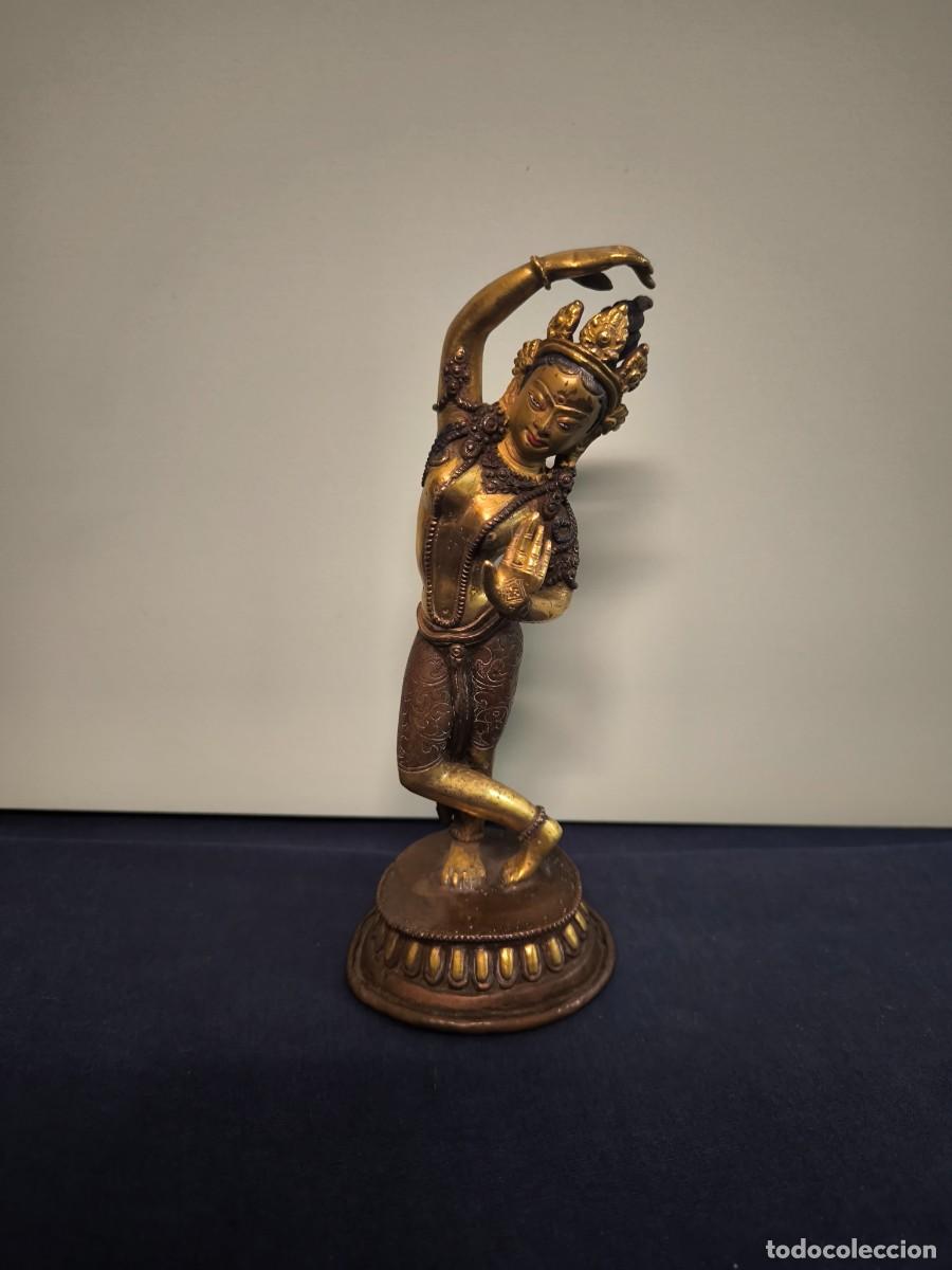 Arte: MAYA DEVI O TARA DE TRADICION NEPALI EN BRONCE DORADO