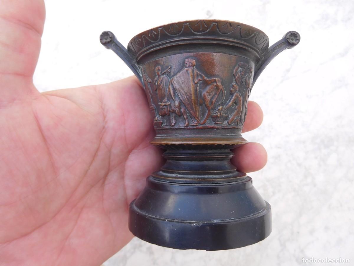 Arte: Cratera de bronce con escenas antiguas tipo Grand Tour siglo XIX