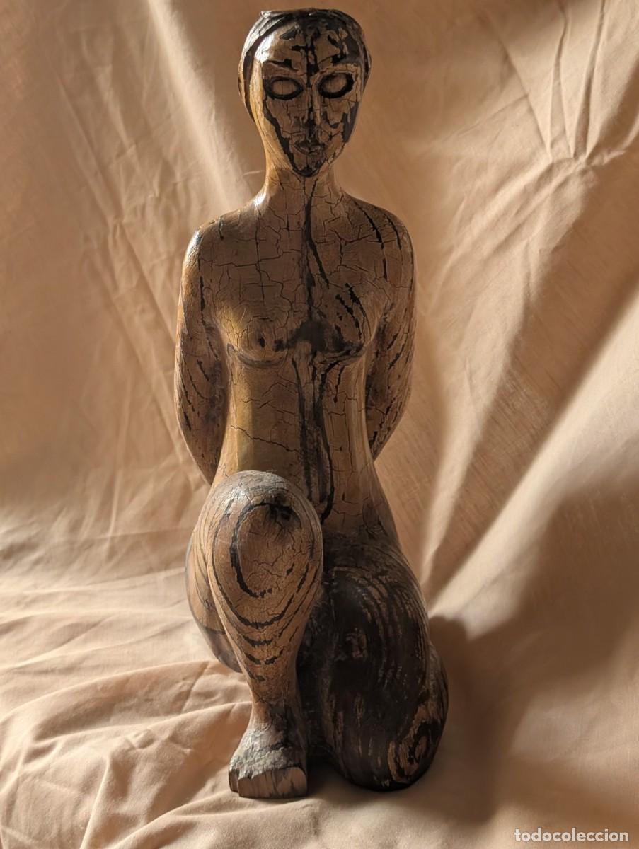 Arte: Escultura vintage mujer sentada tallada en madera policromada &ndash; 34 cm