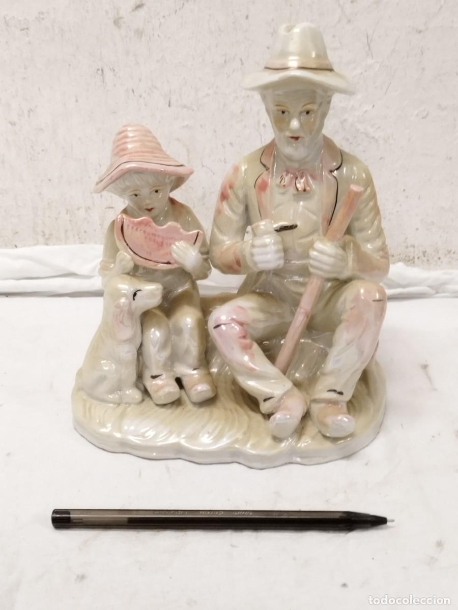 Kunst: Antigua figura escultura abuelo con sombrero fumando en pipa, un ni&ntilde;o sentado comiendo sand&iacute;a.