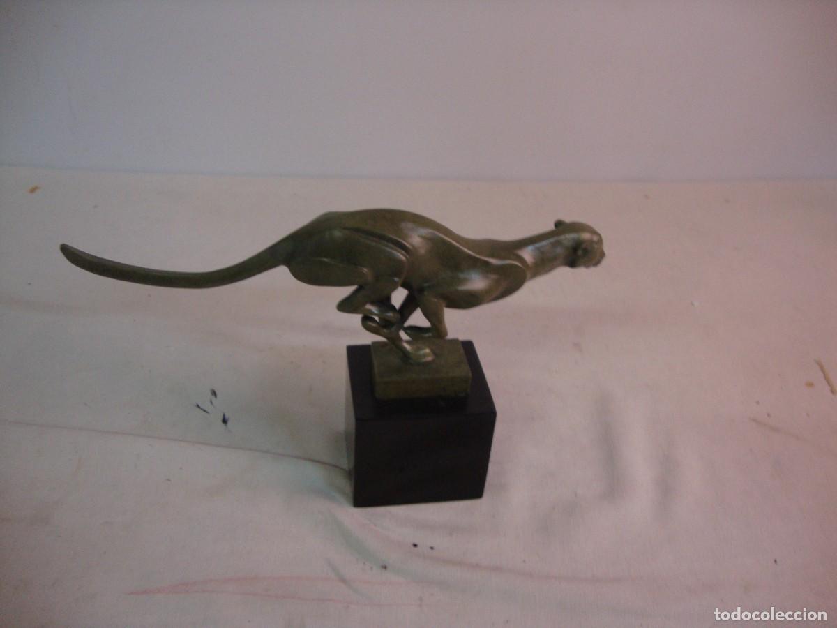 Arte: Escultura realizada en bronce representando una pantera