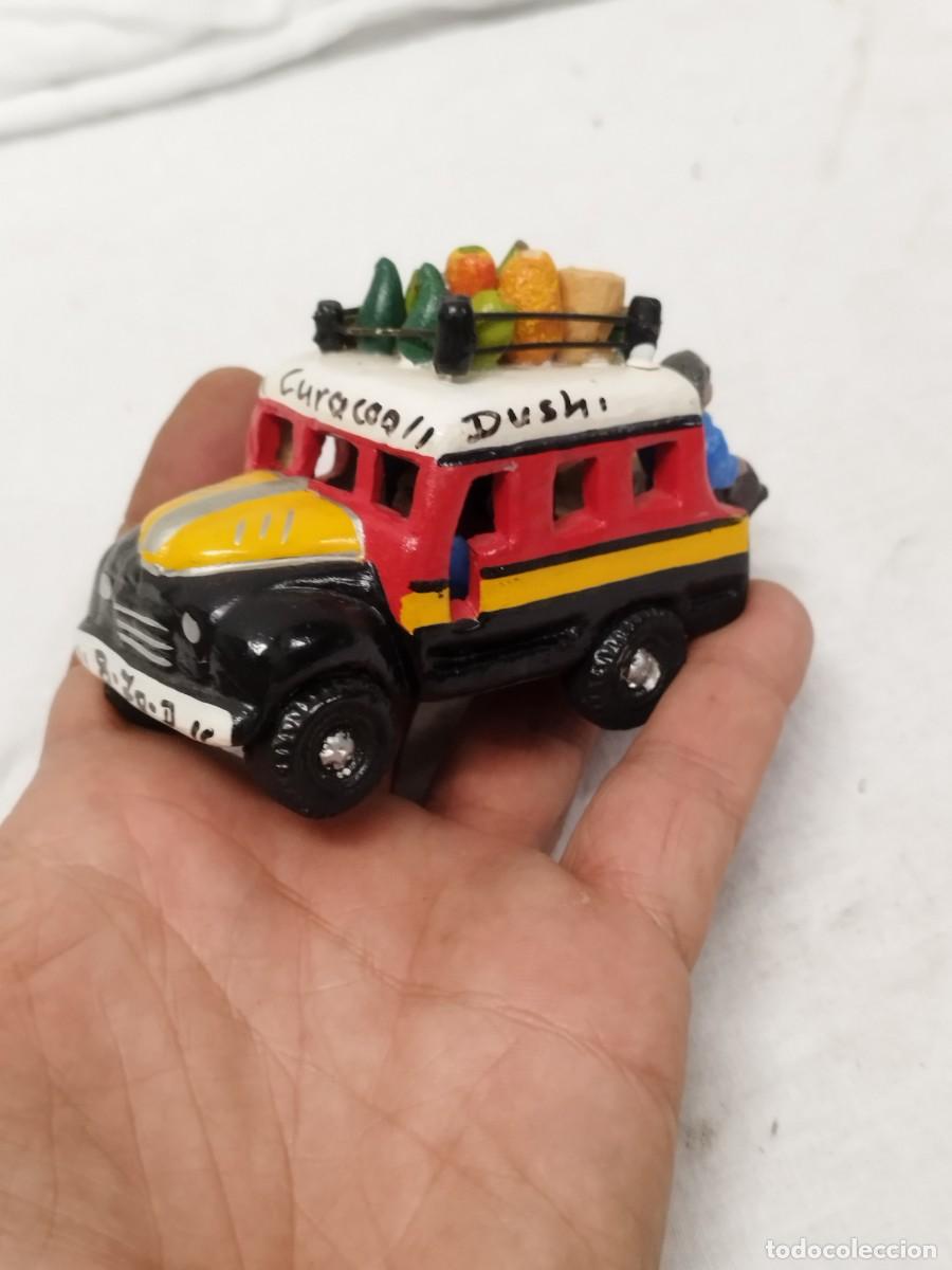 Arte: Figura artesanal en miniatura de un autob&uacute;s tipo chiva, pintada a mano. Terracota, Cura&ccedil;ao y Dushi.